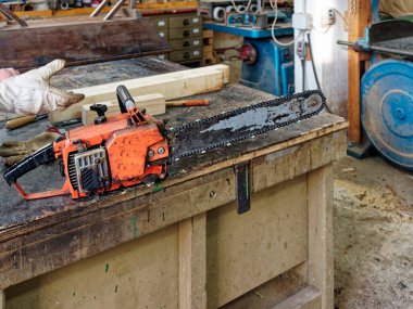 Fabrikadaki eski elektrikli testere