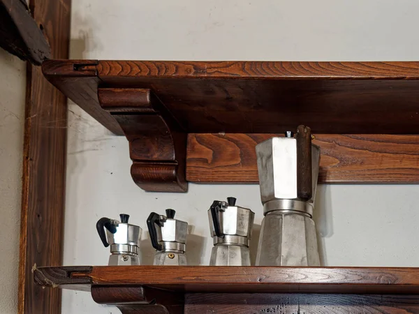 Mokkakanne Kaffeemaschine Über Rustikalem Holzhintergrund — Stockfoto