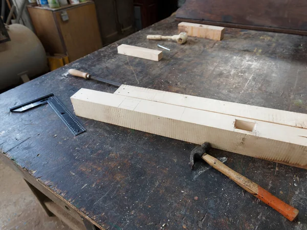 Blocchi Legno Quercia Materiali Impilati Falegnameria Officina Con Utensili Segatura — Foto Stock