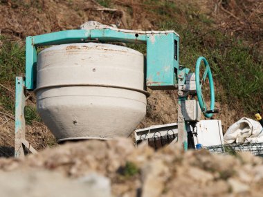 Bahçede yeşil beton karıştırıcı