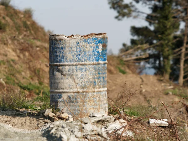 Çayırdaki kirli mavi metal fıçı