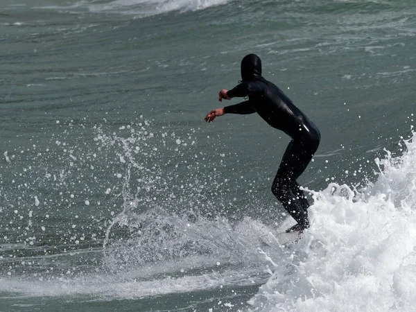 Surfař Surfovat Vlnu Itálii — Stock fotografie