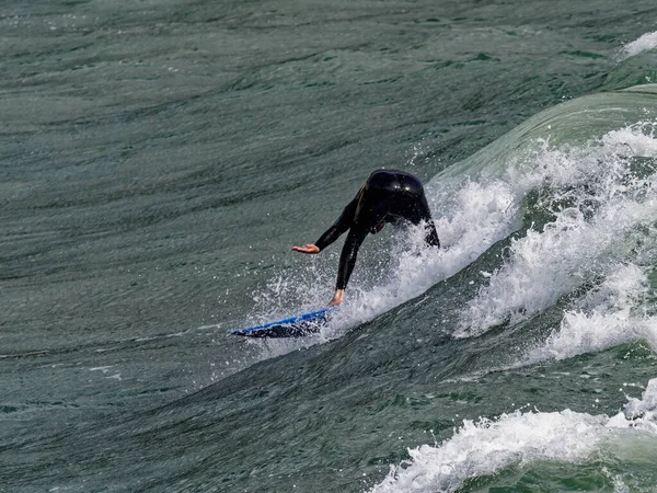 Серфингист Сплавляет Волну Море — стоковое фото