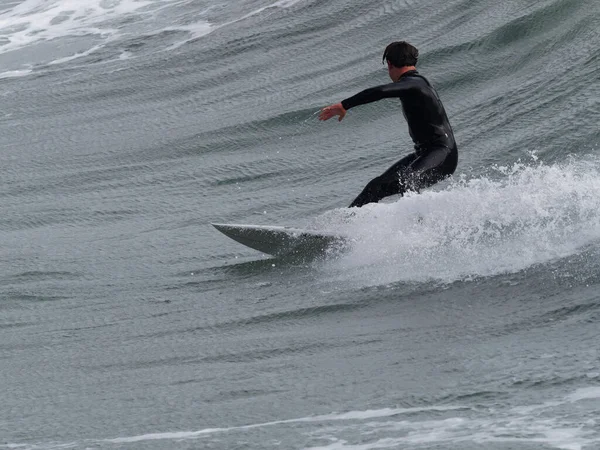 Серфінгіст Підхоплює Хвилю Італю — стокове фото
