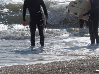 Bir sörfçü İtalya 'da bir dalgada sörf yapar