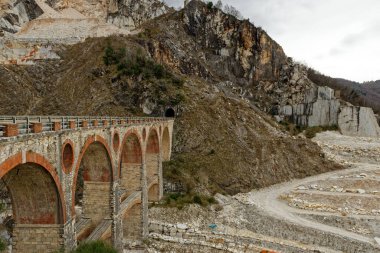 Marina di Carrara İtalya 'daki mermer ocağı.