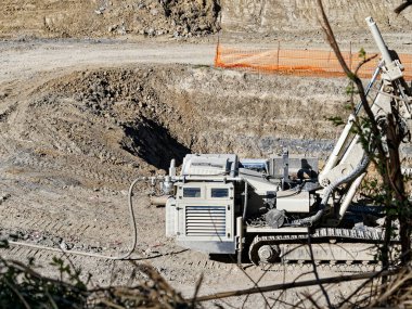 Endüstriyel sondaj teçhizat makine otoyol inşaat sitesinde. Viyadük inşaat ve köprü ayağı ayrıntıları