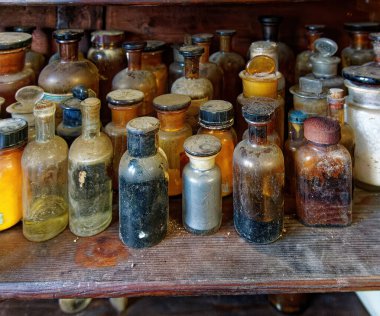              Eski tıbbi, kimyasal ve ilaç bardaklarından alınan ilaçlarla dolu şişeler. Kimya ve eczacılık tarihi konsepti. Retro tarzı. Kimyasal maddeler.                  