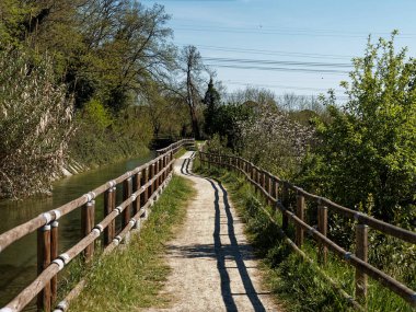Sarzana ve Santo Stefano arasında Lunense adında bir kanalın yanında güzel bir bisiklet yolu var.