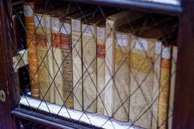 Rafta eski kitaplar, tarihi kütüphaneler.