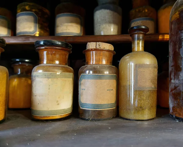 Flaschen Mit Medikamenten Aus Altem Medizinischen Chemischen Und Pharmazeutischen Glas — Stockfoto