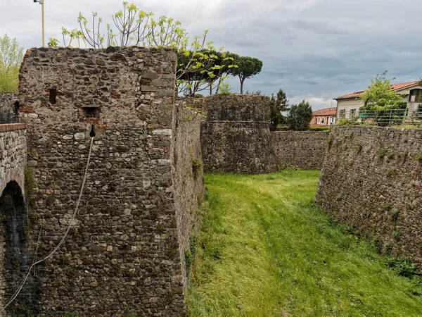 Могущественный Pisan Fortezza Firmafede Сарзане Italy — стоковое фото