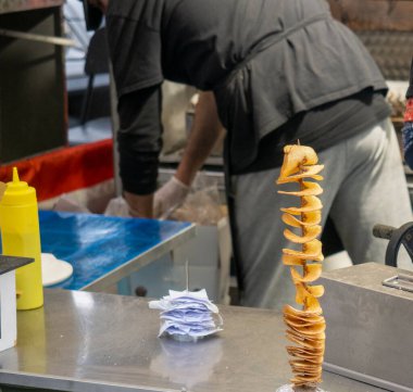 Şişte kızarmış patates cipsi.