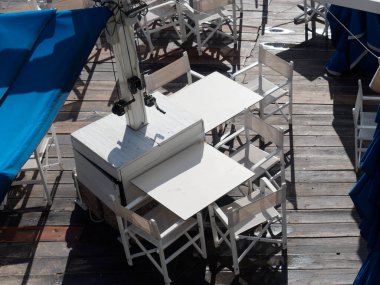 denizin üzerinde küme tablo