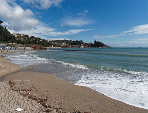 Förhöjd Utsikt Över Sandstranden Med Solparasoller Och Solstolar Stranden Poetbukten — Stockfoto