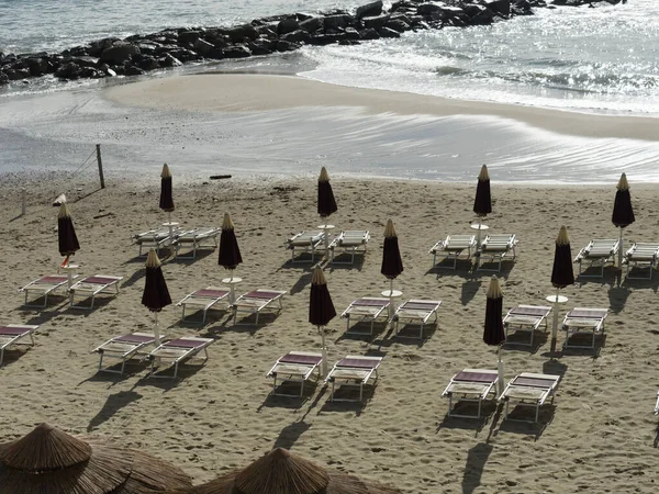 Vista Elevada Praia Areia Com Guarda Sóis Espreguiçadeiras Costa Mar — Fotografia de Stock