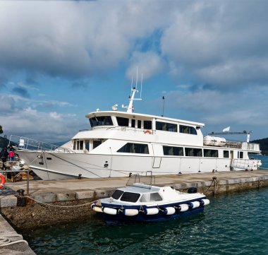 Portovenere Limanı 'nda beyaz feribot.