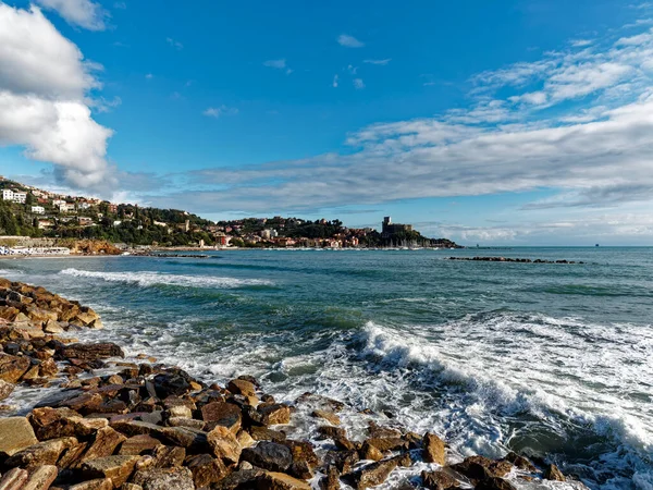  Lerici, Ligurya 'nın La Spezia eyaletinde yer alan bir şehirdir..
