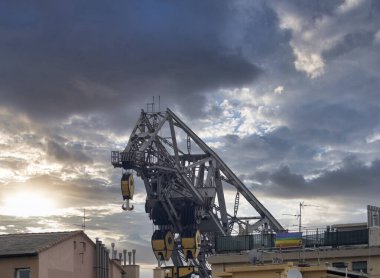 Eski 2. Dünya Savaşı Alman kruvazörü inşaatçı demir vinç müfrezesi Cenova limanında İtalya 'ya yakın.