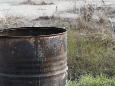 Endüstriyel paslı metal fıçı, çevre kirliliği, aşınma