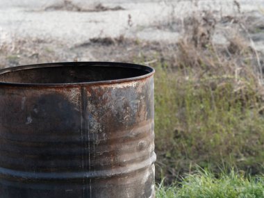 Endüstriyel paslı metal fıçı, çevre kirliliği, aşınma