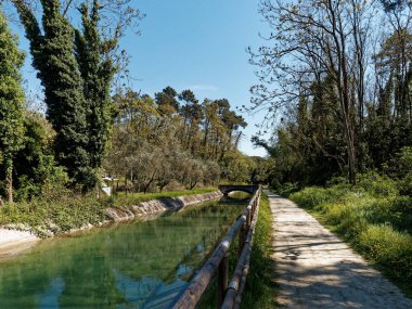 Sarzana ve Santo Stefano arasında Lunense adında bir kanalın yanında güzel bir bisiklet yolu var.