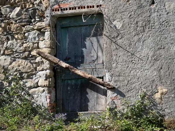 Fasada Opuszczonego Domu Starymi Połatanymi Drewnianymi Drzwiami Opuszczone Domy Obraz — Zdjęcie stockowe