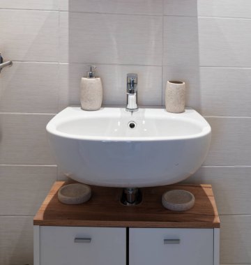 Modern banyodaki ışıklı tezgahta şık bir gemi batıyor.