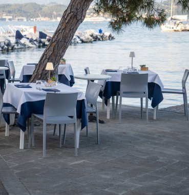 Fezzano, La Spezia İtalya 'daki deniz kenarındaki masa restoranının ayrıntıları.