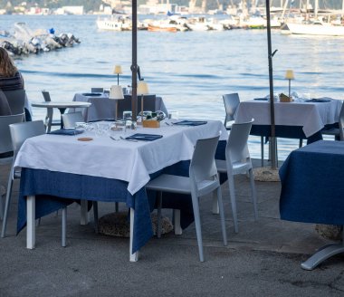 Fezzano, La Spezia İtalya 'daki deniz kenarındaki masa restoranının ayrıntıları.