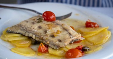 Patates ve domatesli balık çorbası.