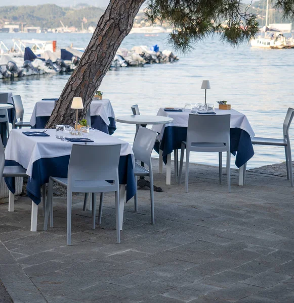 Fezzano, La Spezia İtalya 'daki deniz kenarındaki masa restoranının ayrıntıları.