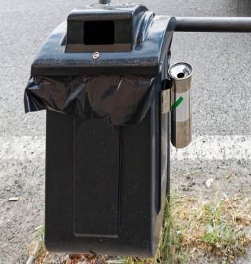 Kasabamdaki çöp tenekesinin ayrıntıları