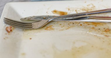 Ve yemekten sonra kirli bırakılan bıçak. 