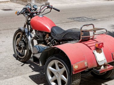 Üç tekerlekli motosiklet bir caddede