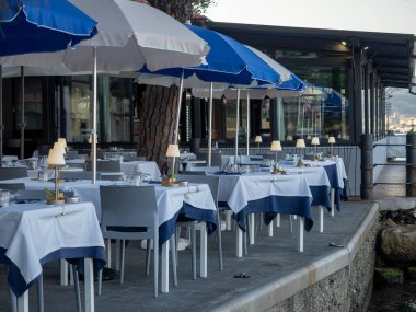 Fezzano, La Spezia İtalya 'daki deniz kenarındaki masa restoranının ayrıntıları.