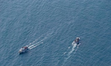 Beyaz feribot turistlerle doluydu, Vernazza antik köyünün önünde hareket halindeydi. Cinque Terre Ulusal Parkı, Liguria, La Spezia, İtalya, Güney Avrupa.
