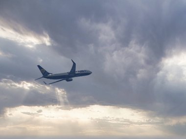 GENOVA, İtalya - Mayıs 02, 2022: İrlanda bütçeli Ryanair havayolu şirketinin Boeing 737 uçağı Cristoforo Colombo havaalanına indi