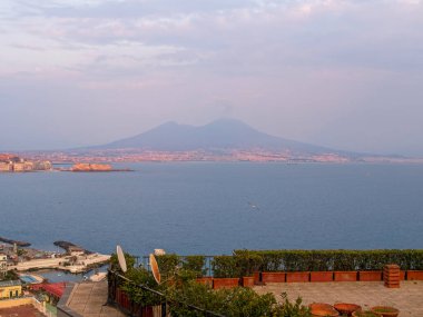 bir tepenin Napoli havadan görünümü 