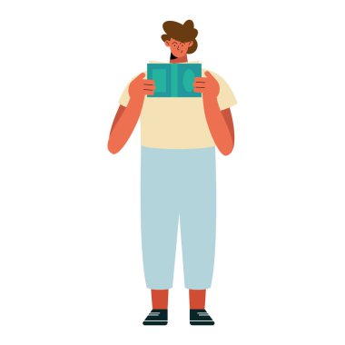 Adam ayakta kitap okuyor.