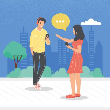 Çift akıllı telefonlarla sohbet ediyor.