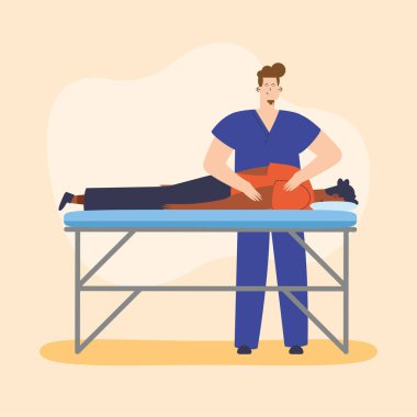 Terapist hastaya masaj yapıyor.