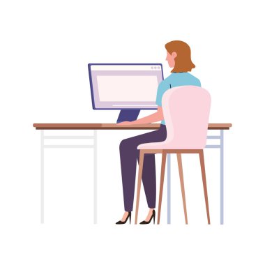 Masaüstü bilgisayar kullanarak iş kadını