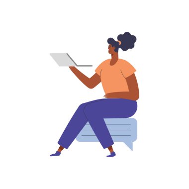 Laptop kullanan afro kadın.