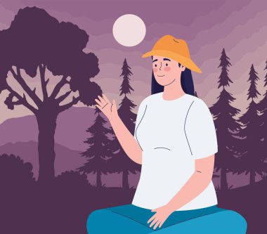 Gece vakti ormanı olan kadın gezgin.