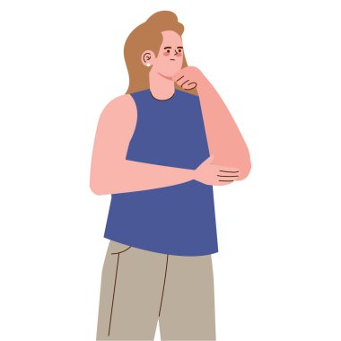 Genç sarışın kadın ayakta duruyor.