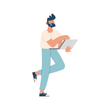 Dizüstü bilgisayar kullanan sakallı adam.