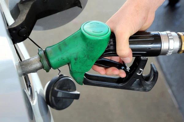 Posto de gasolina recarregar Mão e bocal — Fotografia de Stock