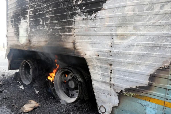 Kamyon Tekerlekler kazası yanma — Stok fotoğraf