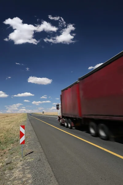 Trucker vozidlo na silnici — Stock fotografie